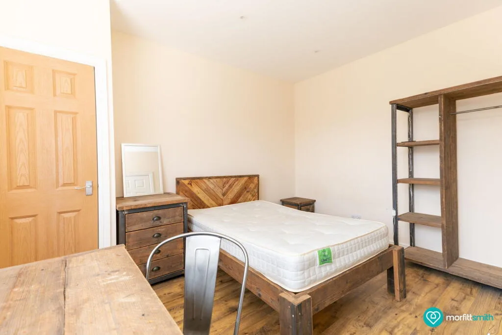 6 bedroom end of terrace house for rent