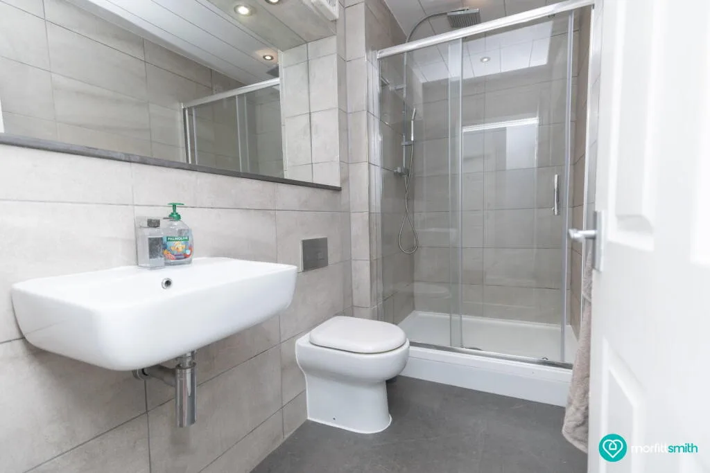 6 bedroom end of terrace house for rent