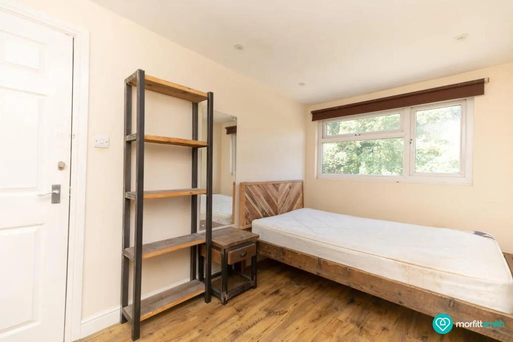 6 bedroom end of terrace house for rent