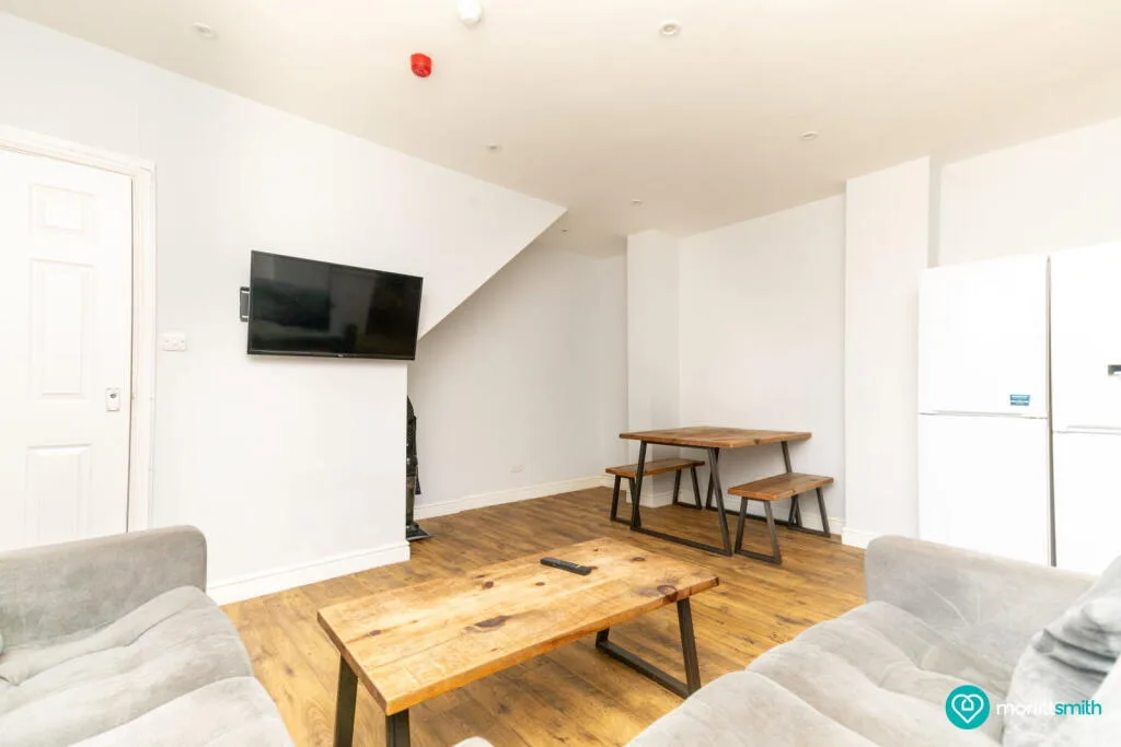 6 bedroom end of terrace house for rent