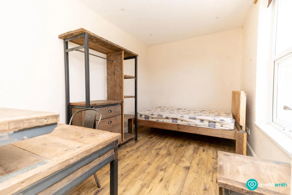 6 bedroom end of terrace house for rent