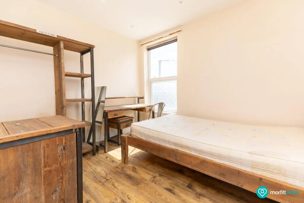 6 bedroom end of terrace house for rent