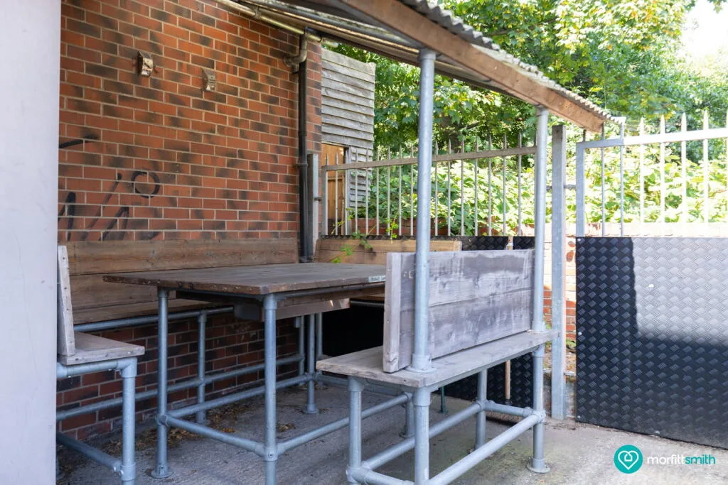 6 bedroom end of terrace house for rent