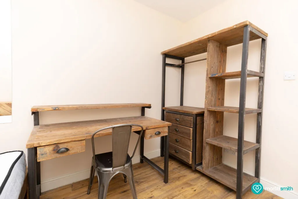 6 bedroom end of terrace house for rent