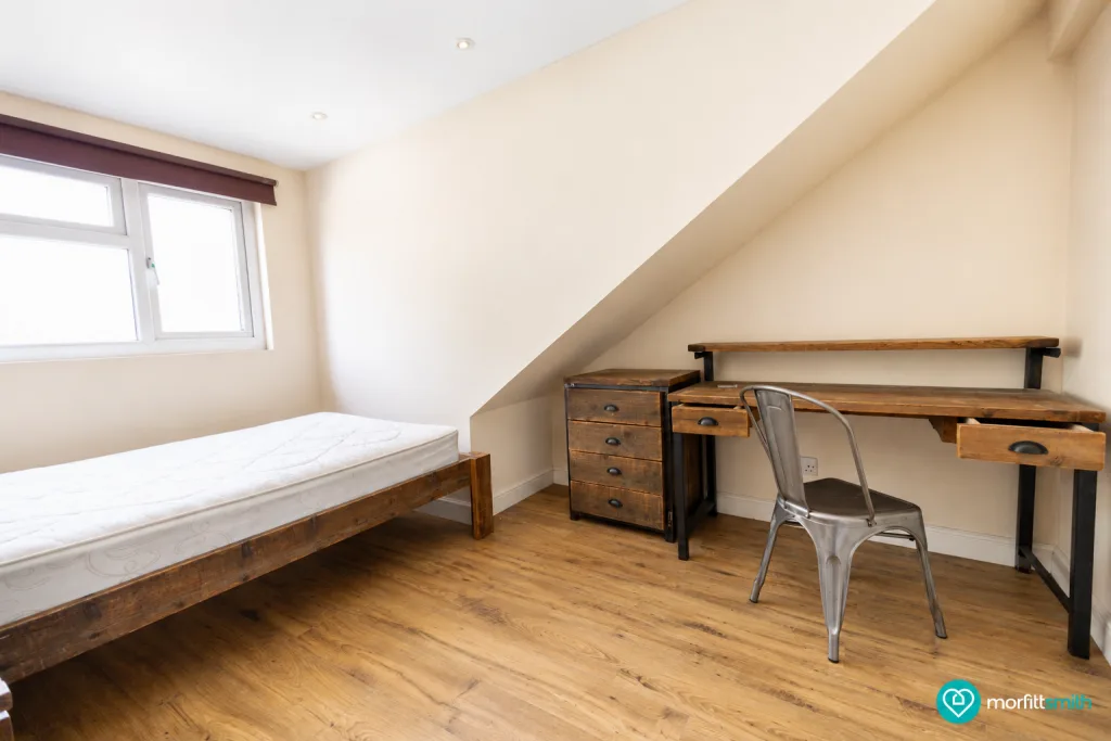 6 bedroom end of terrace house for rent