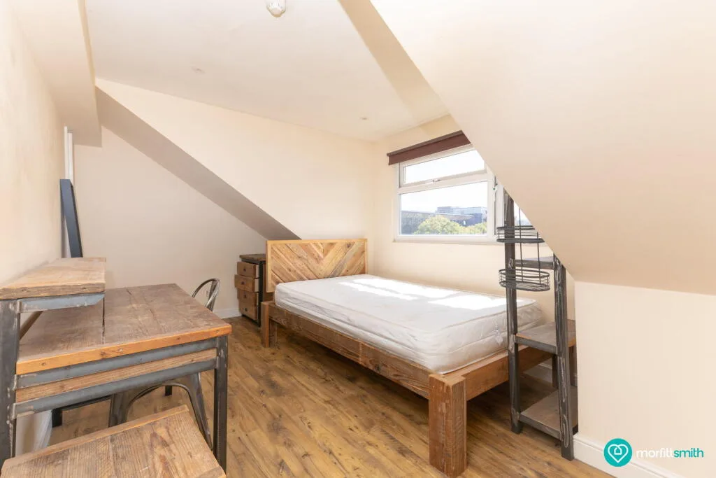 6 bedroom end of terrace house for rent