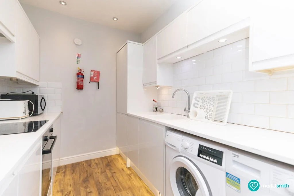6 bedroom end of terrace house for rent