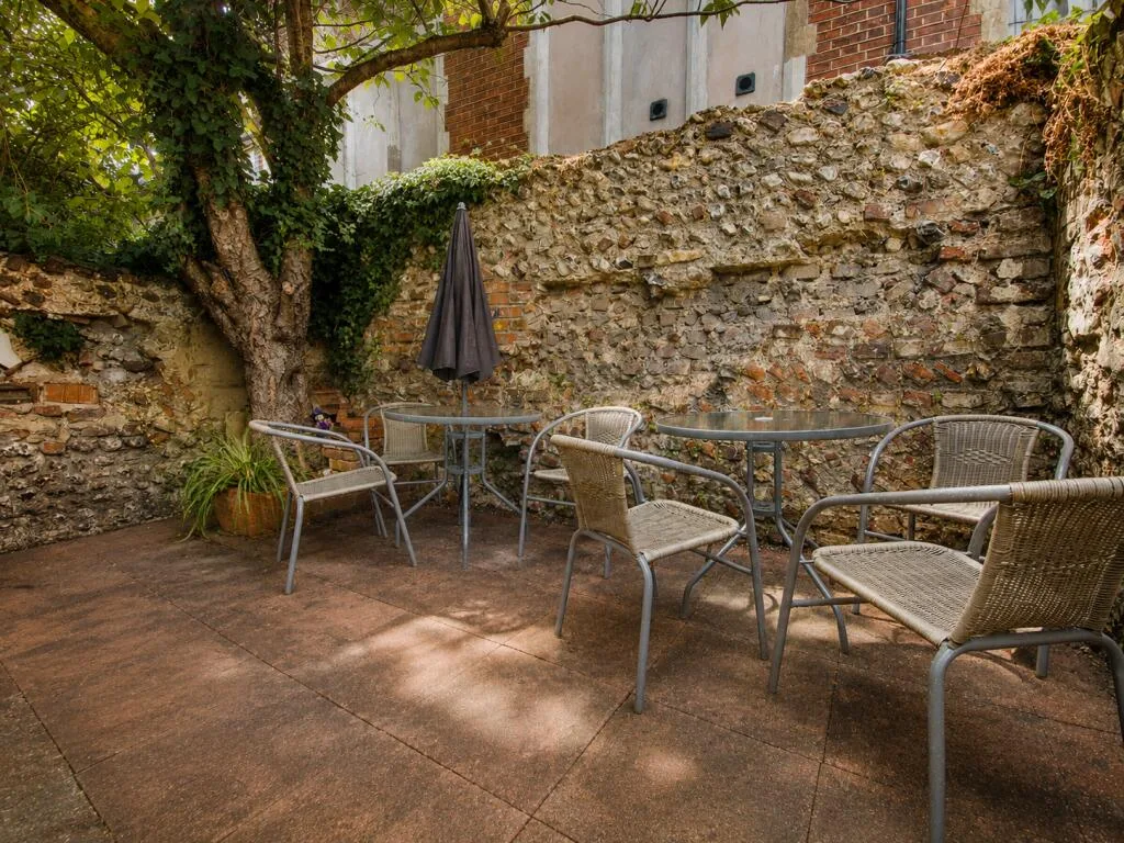 6 bedroom terraced house for rent