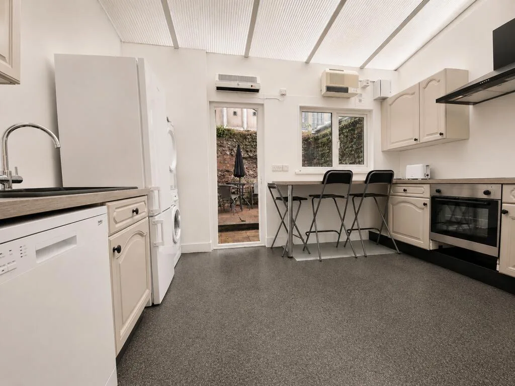 6 bedroom terraced house for rent