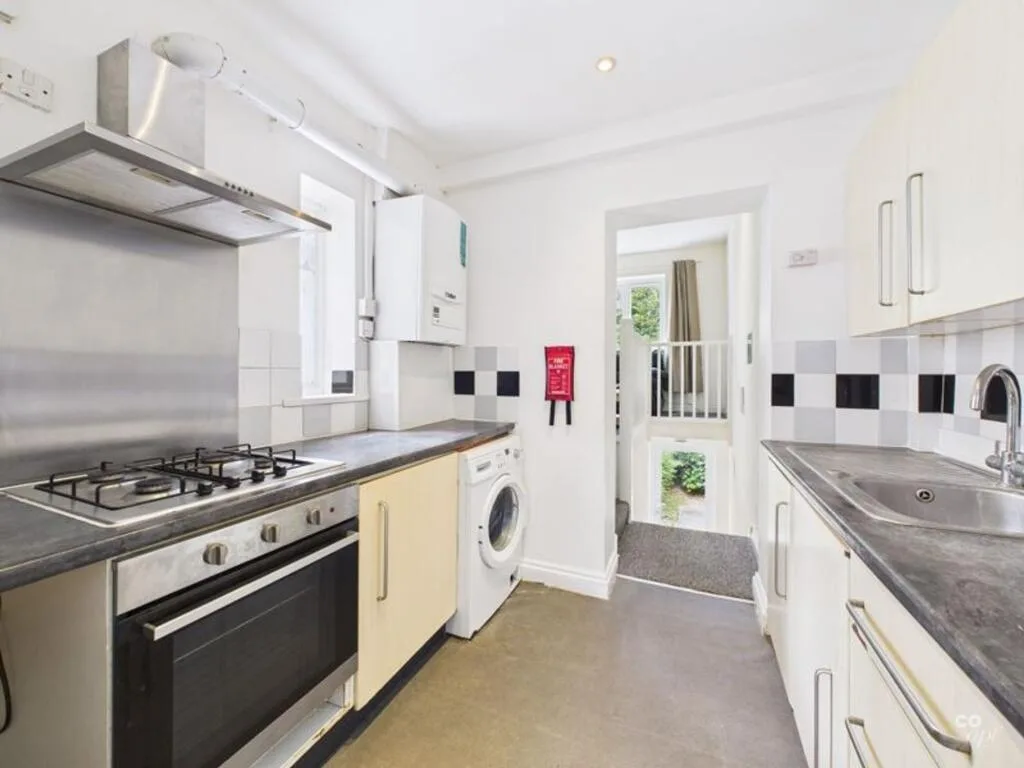 6 bedroom semi-detached house for rent