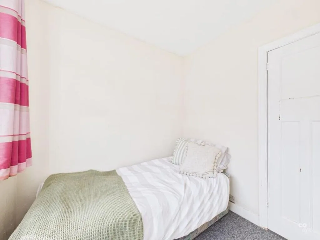 6 bedroom semi-detached house for rent