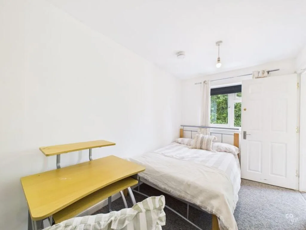 6 bedroom semi-detached house for rent