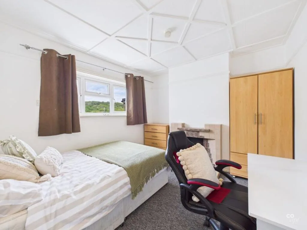 6 bedroom semi-detached house for rent