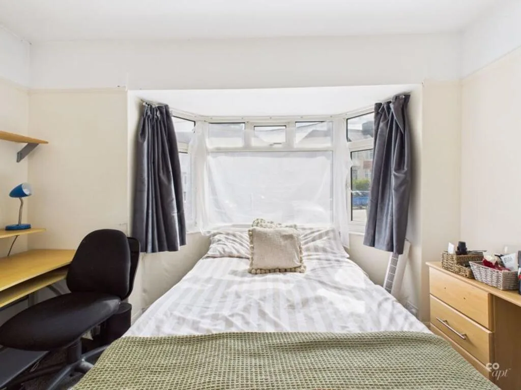 6 bedroom semi-detached house for rent