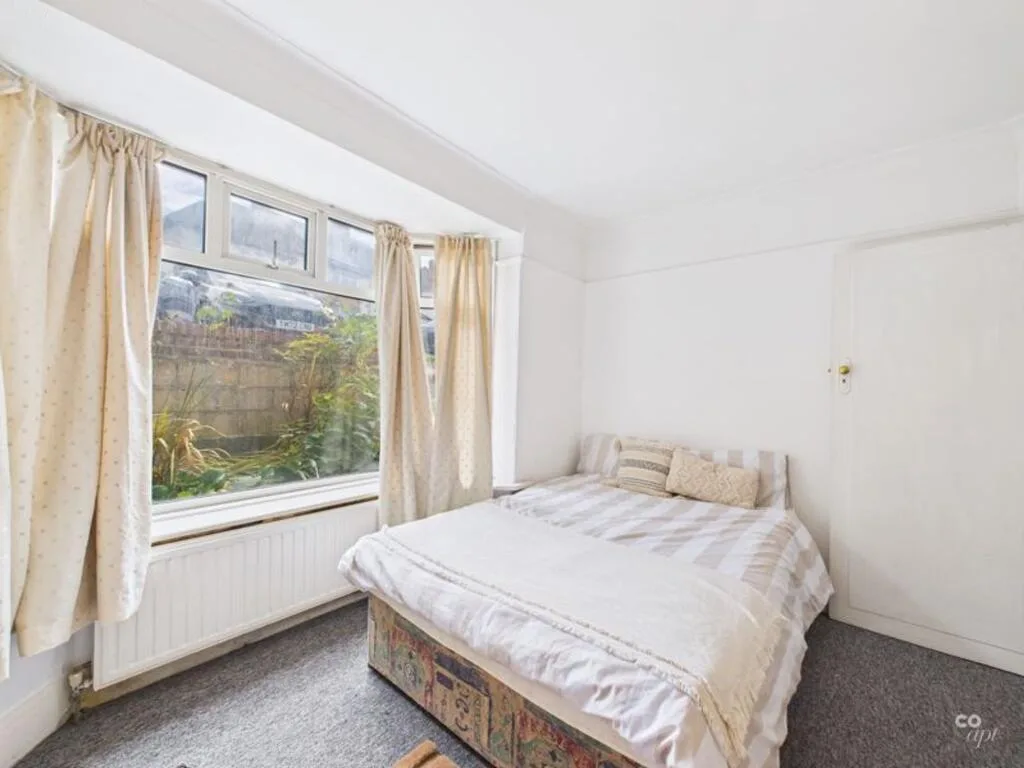 6 bedroom semi-detached house for rent