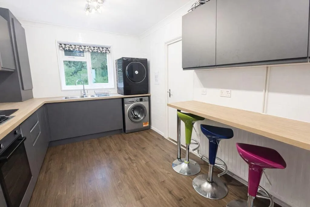 5 bedroom semi-detached house for rent