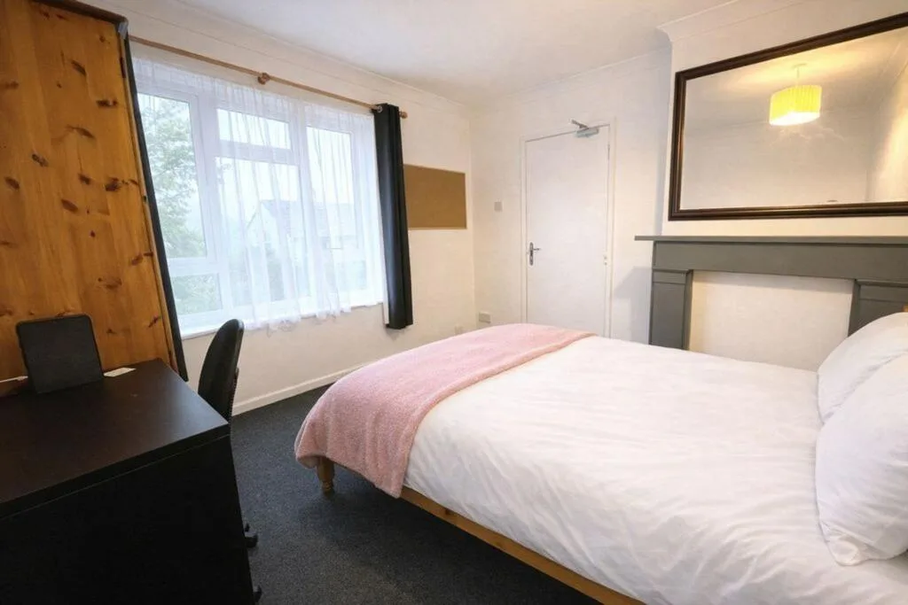 5 bedroom semi-detached house for rent