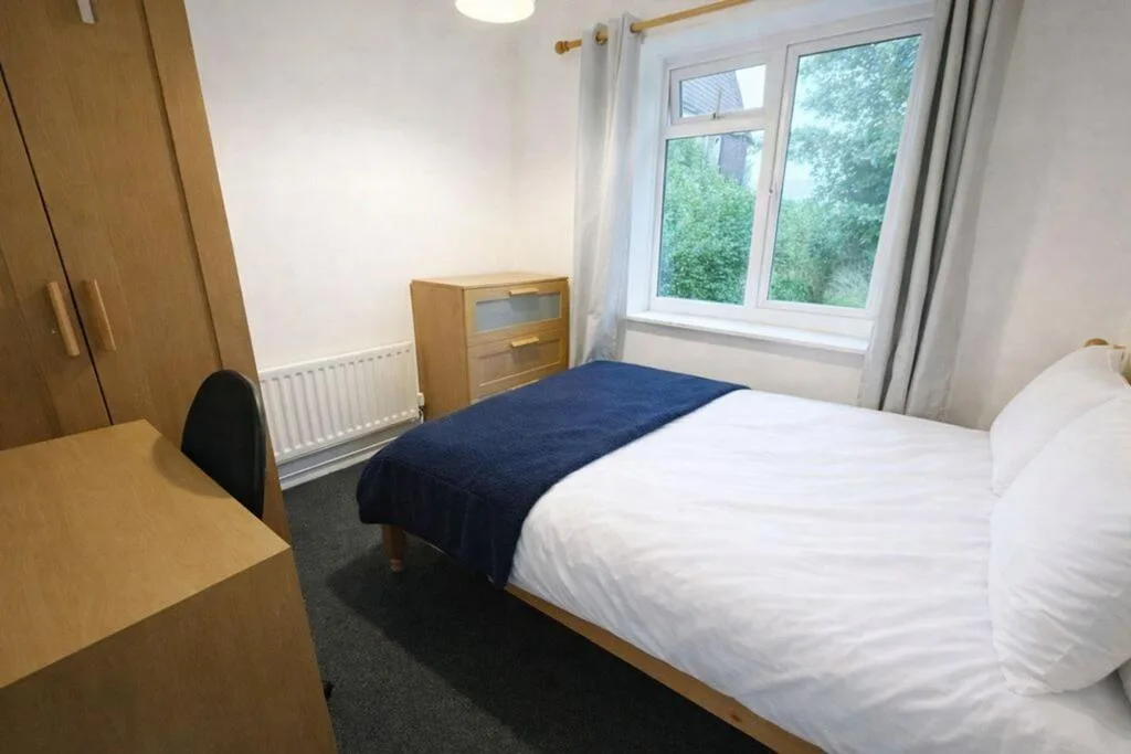 5 bedroom semi-detached house for rent