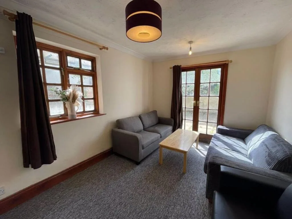 5 bedroom terraced house for rent