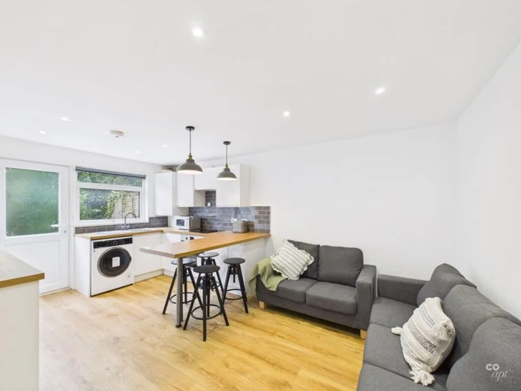 5 bedroom terraced house for rent