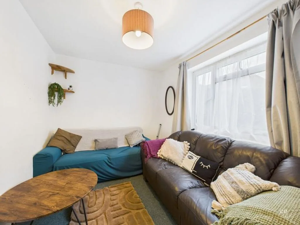 6 bedroom semi-detached house for rent