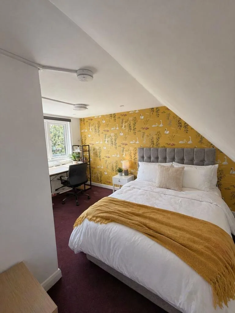 6 bedroom semi-detached house for rent