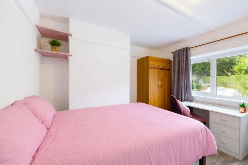 5 bedroom semi-detached house for rent