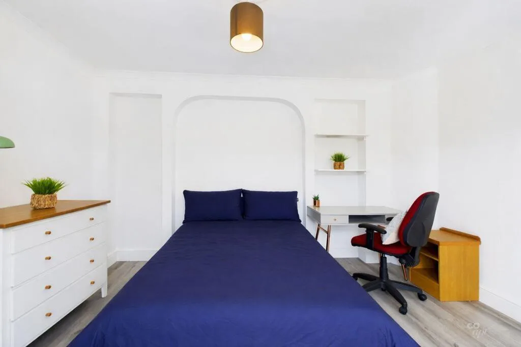 5 bedroom semi-detached house for rent