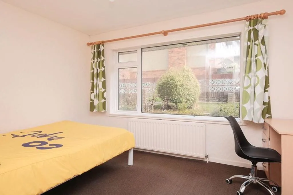 5 bedroom semi-detached house for rent