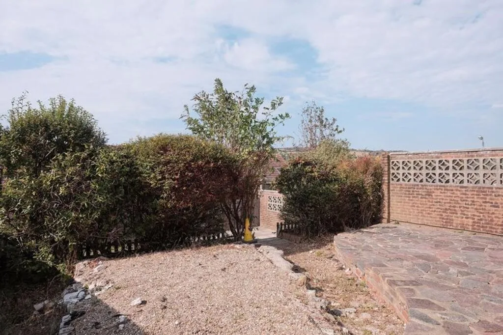 5 bedroom semi-detached house for rent