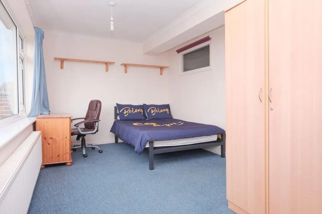 5 bedroom semi-detached house for rent