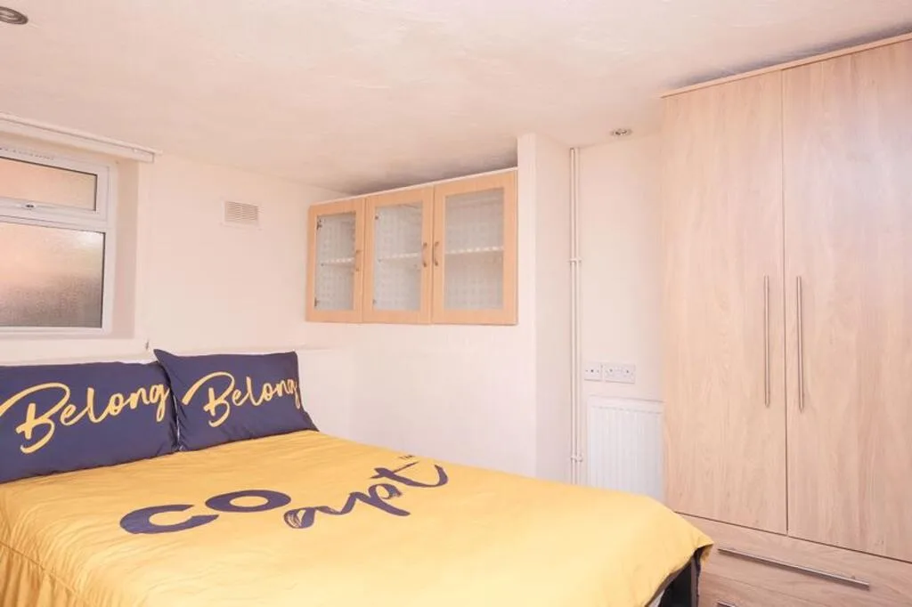 5 bedroom semi-detached house for rent
