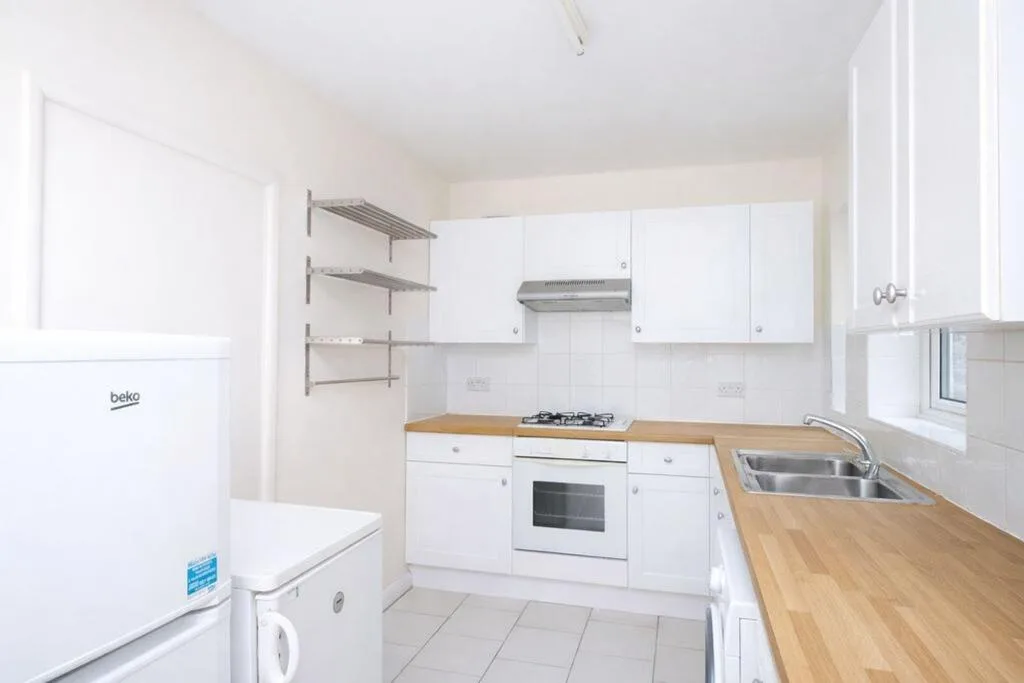 6 bedroom semi-detached house for rent