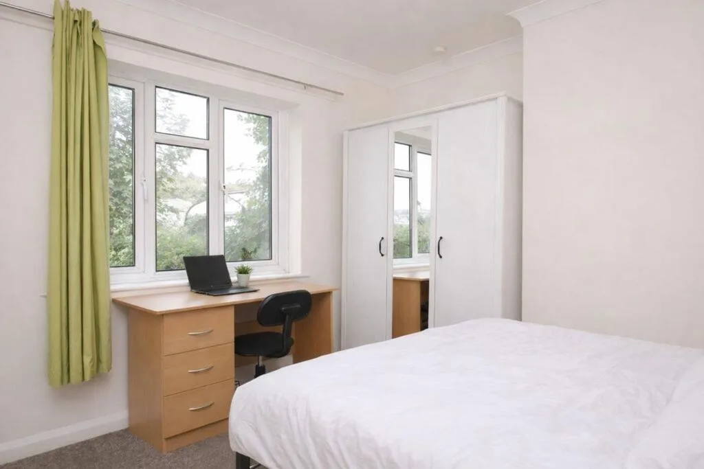 6 bedroom semi-detached house for rent