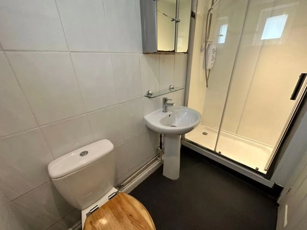 6 bedroom semi-detached house for rent