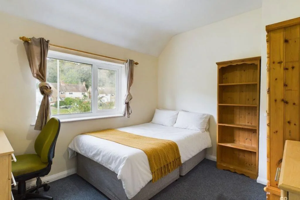 6 bedroom semi-detached house for rent