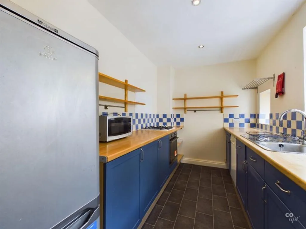 6 bedroom semi-detached house for rent