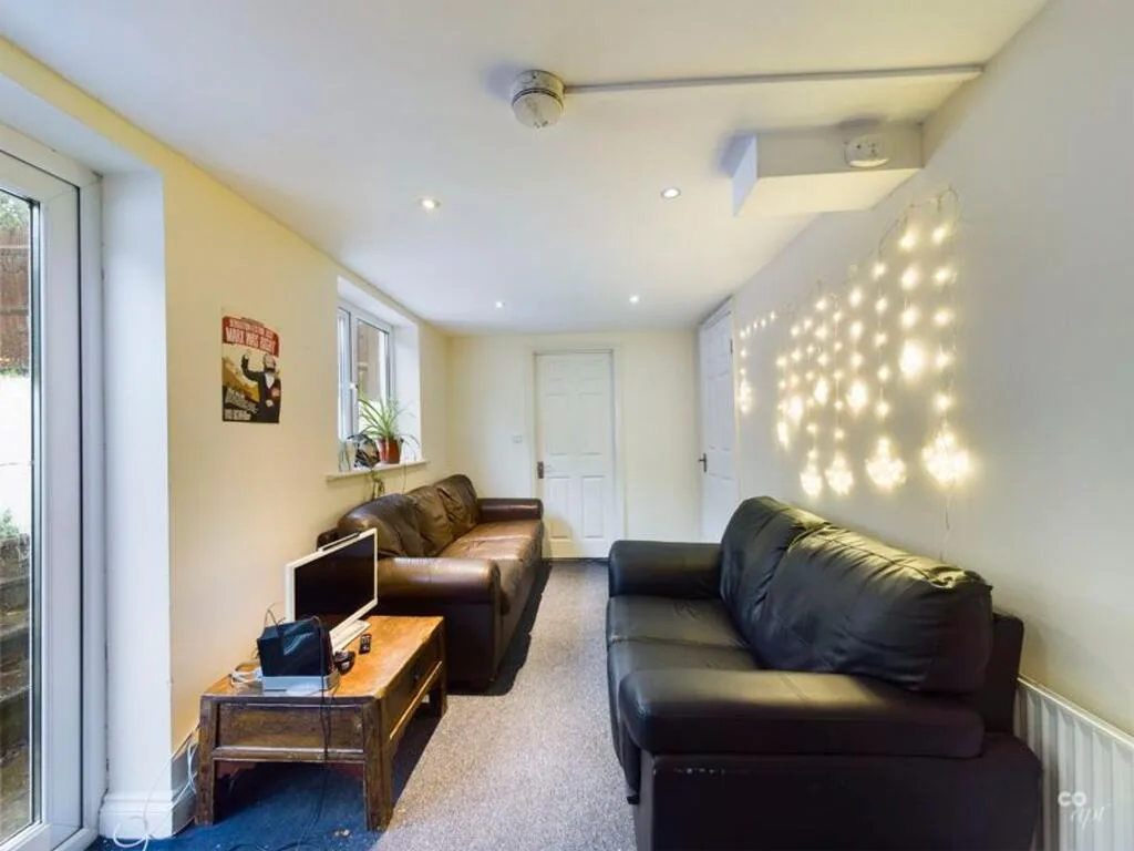6 bedroom semi-detached house for rent
