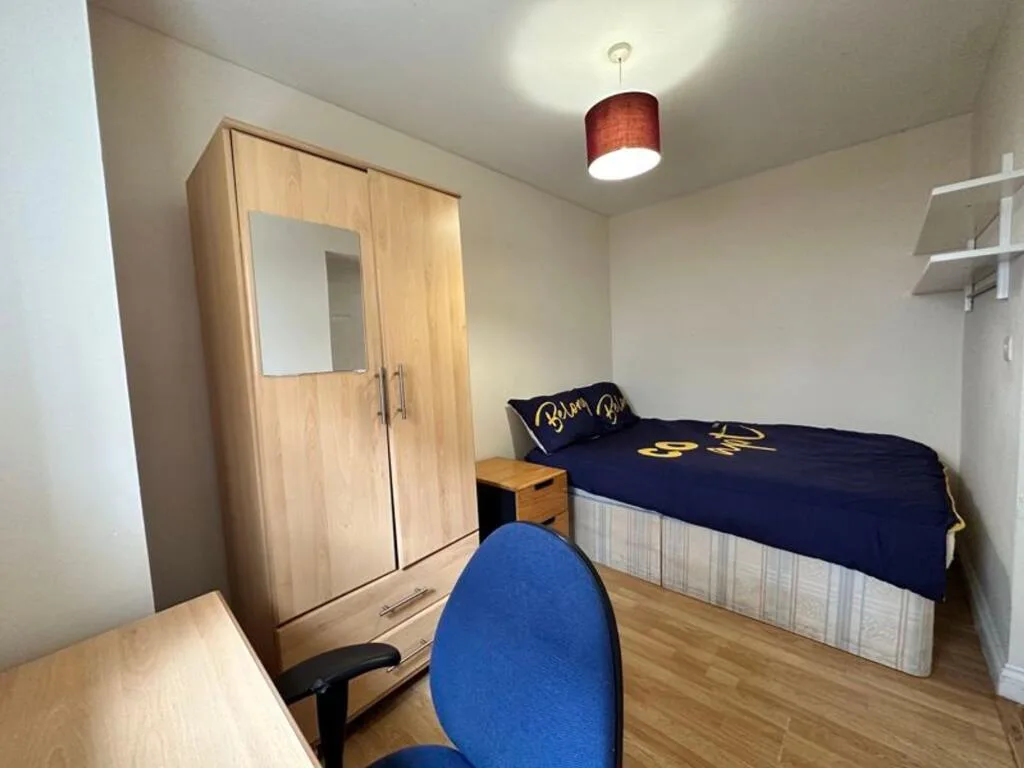 6 bedroom semi-detached house for rent