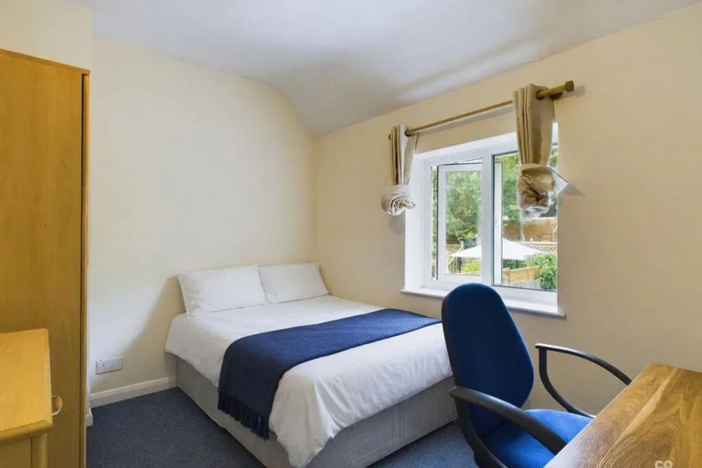 6 bedroom semi-detached house for rent