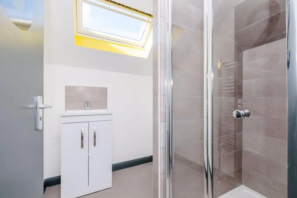 6 bedroom semi-detached house for rent