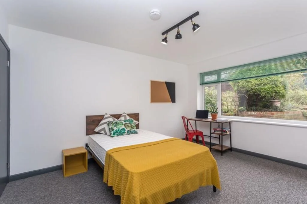 6 bedroom semi-detached house for rent