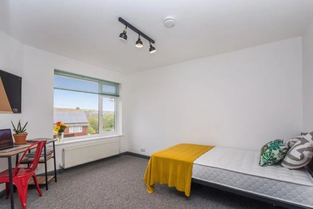 6 bedroom semi-detached house for rent