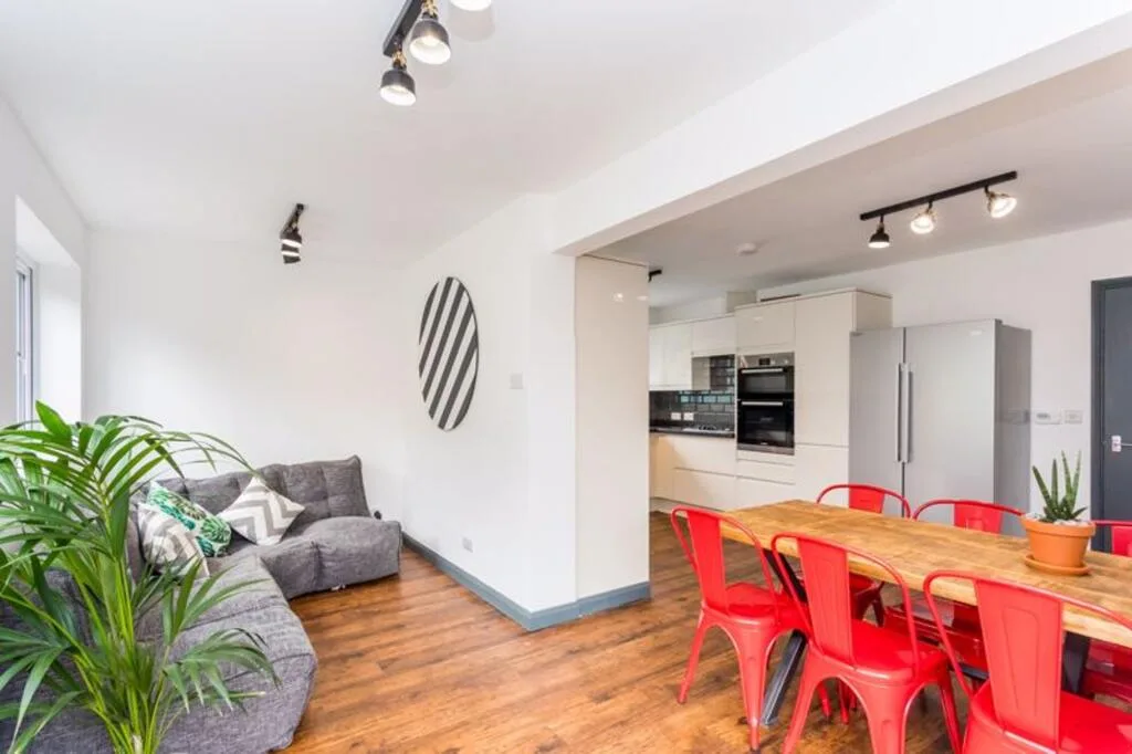 6 bedroom semi-detached house for rent
