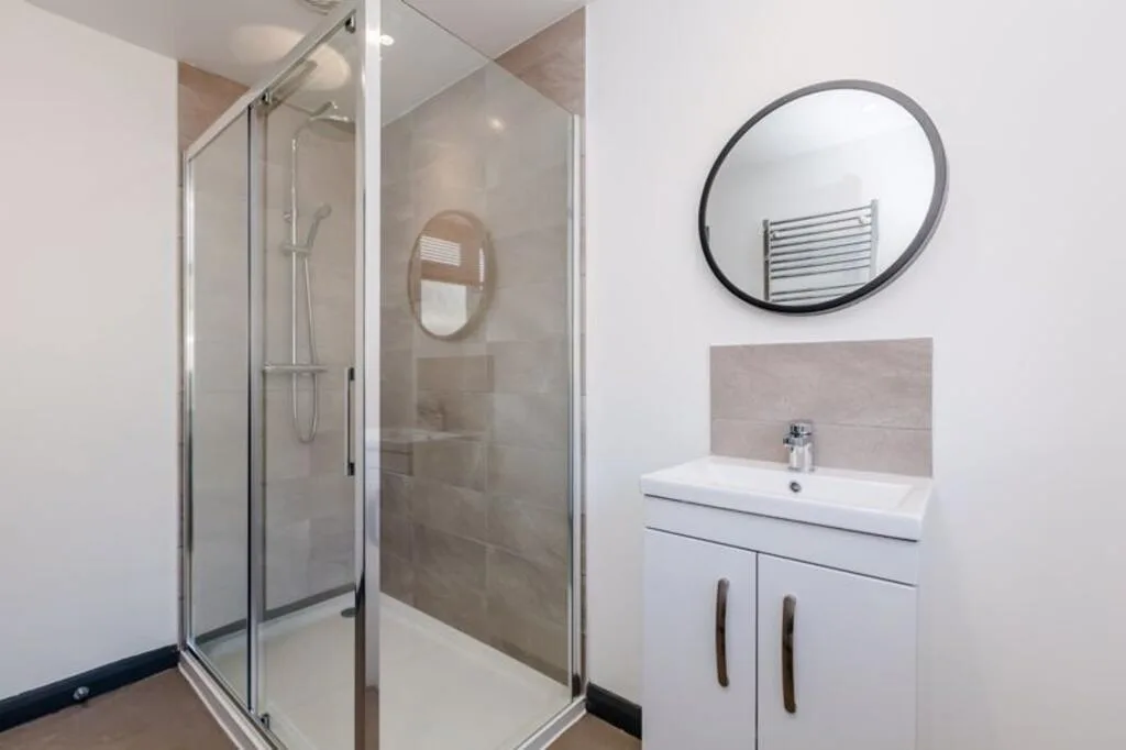 6 bedroom semi-detached house for rent