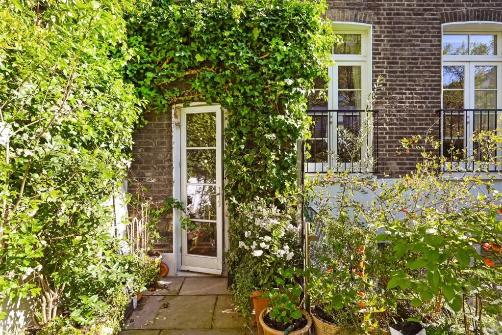 5 bedroom terraced house for rent