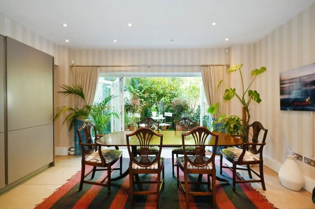 5 bedroom terraced house for rent