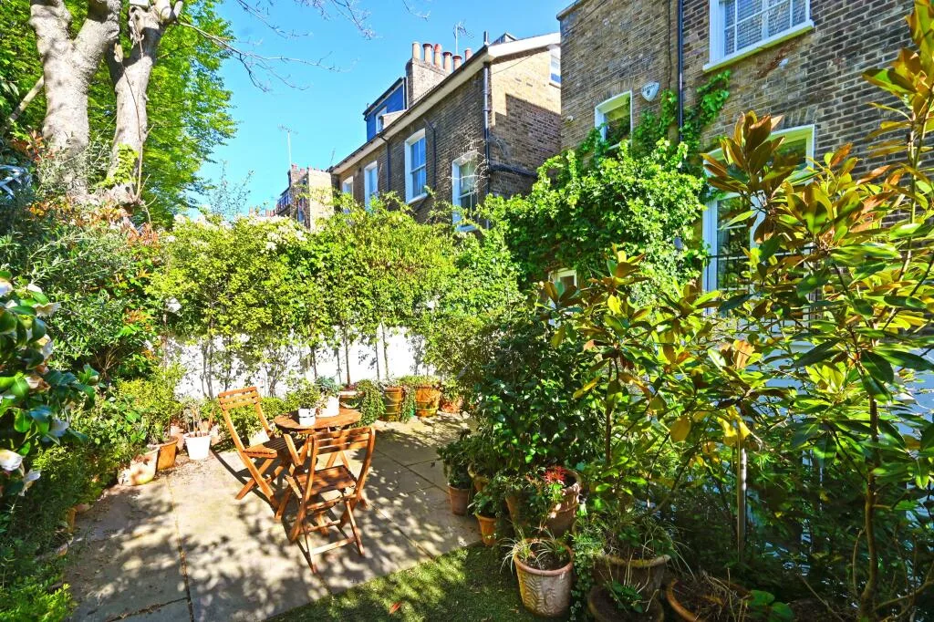 5 bedroom terraced house for rent
