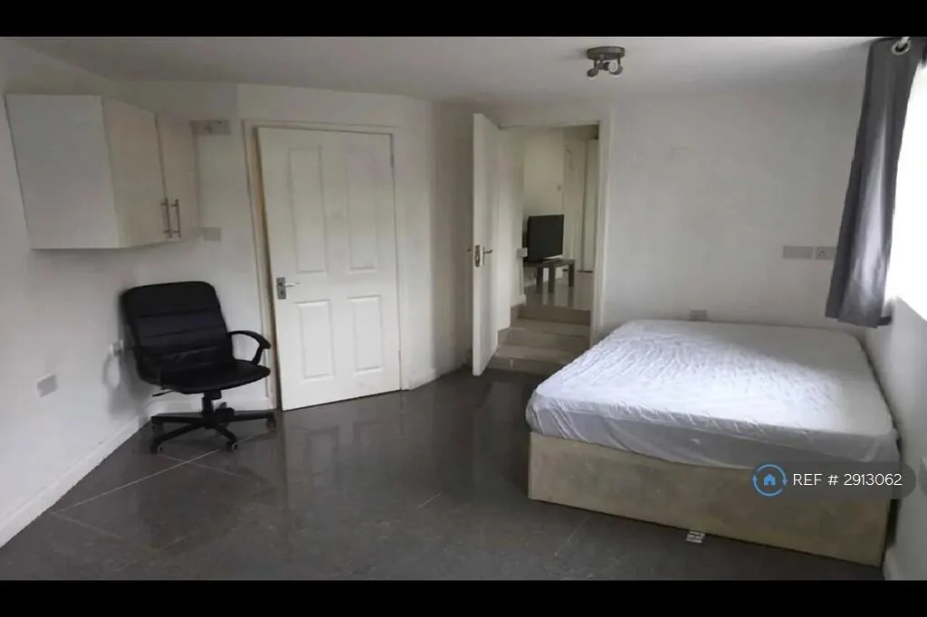 3 bedroom semi-detached house for rent