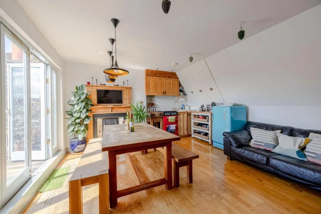 3 bedroom maisonette for rent